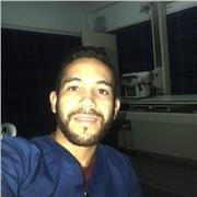 Entrenador de fútbol con aprendizaje en fútbol campo tanto en el campo como fuera de él psicológicamente